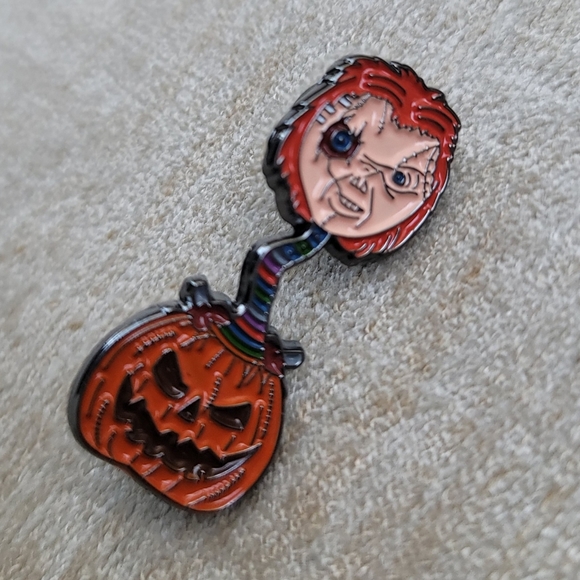 🆕️🆑️ 3/$18 ENAMEL LAPEL PIN CHUCKY IN THE BOX/ PUMPKIN Orange Horror Metal - Picture 3 of 8